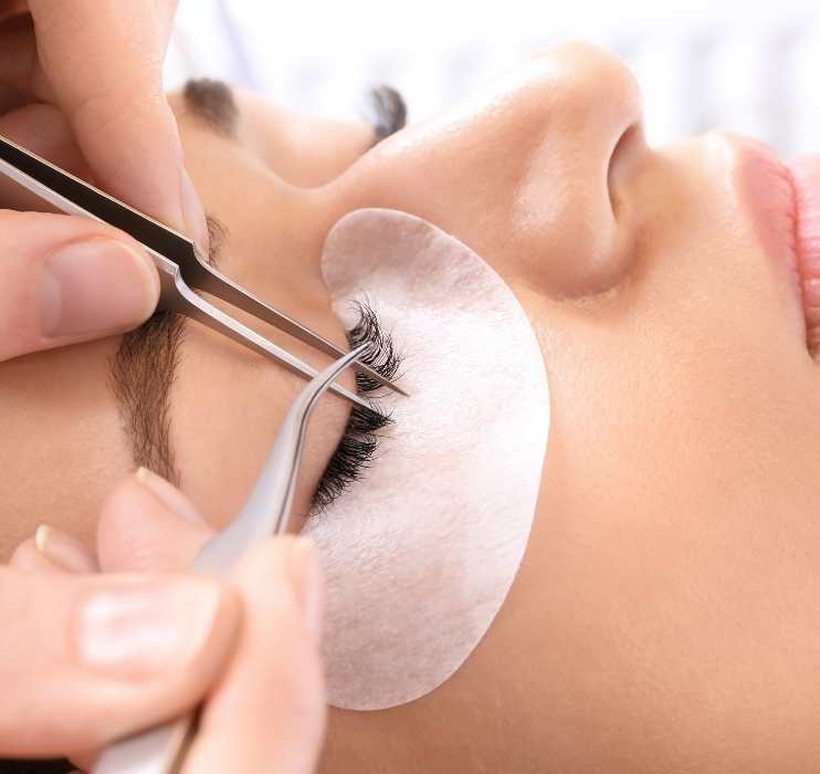 Sandra estética extensión pestañas