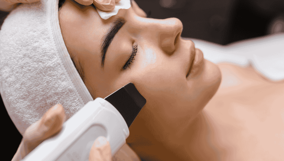 Sandra estetica. Higiene facial con espátula ultrasónica.